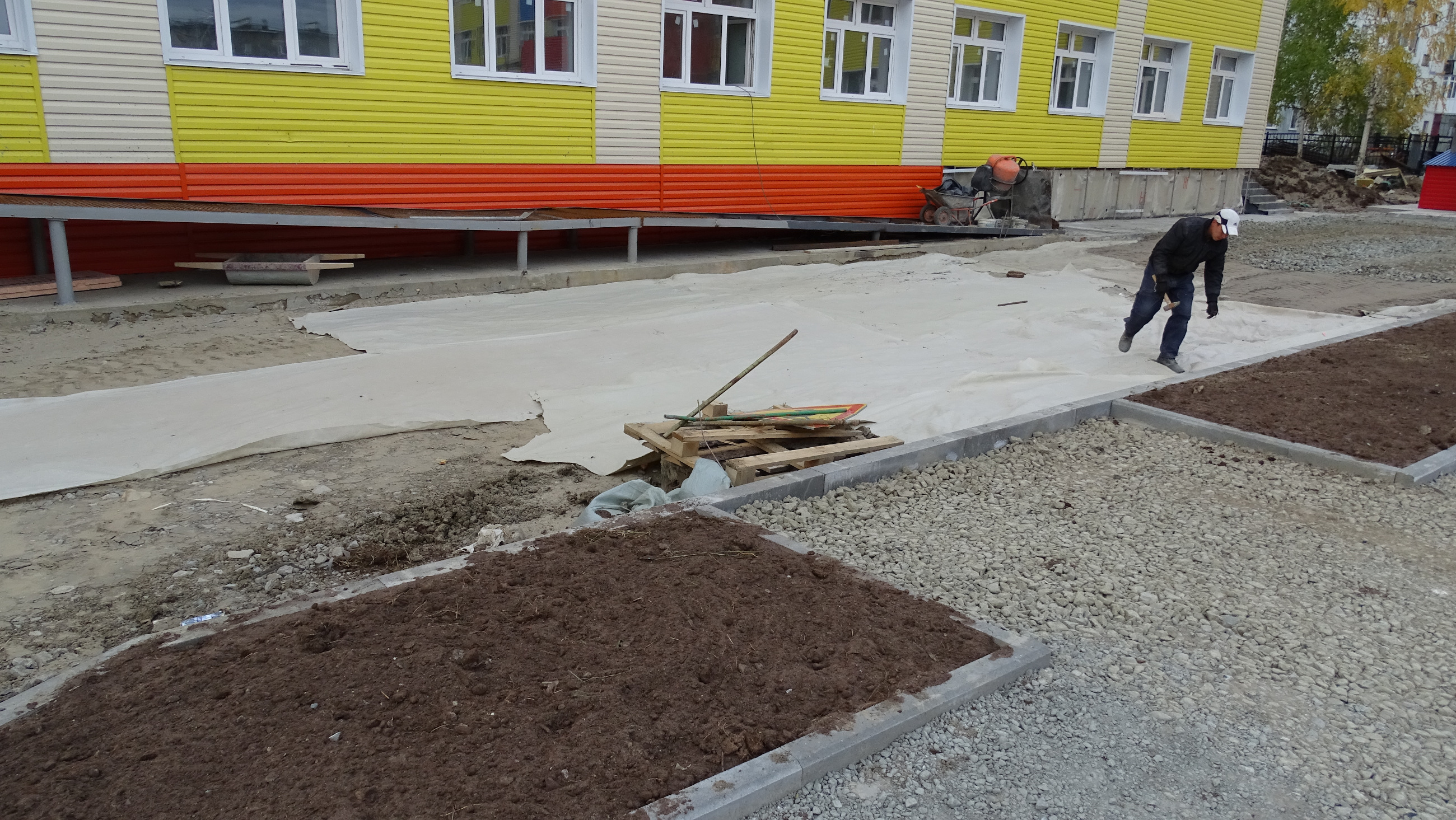 г. Надым д/с Ромашка. Подготовка дорожного основавния. Август 2021г .